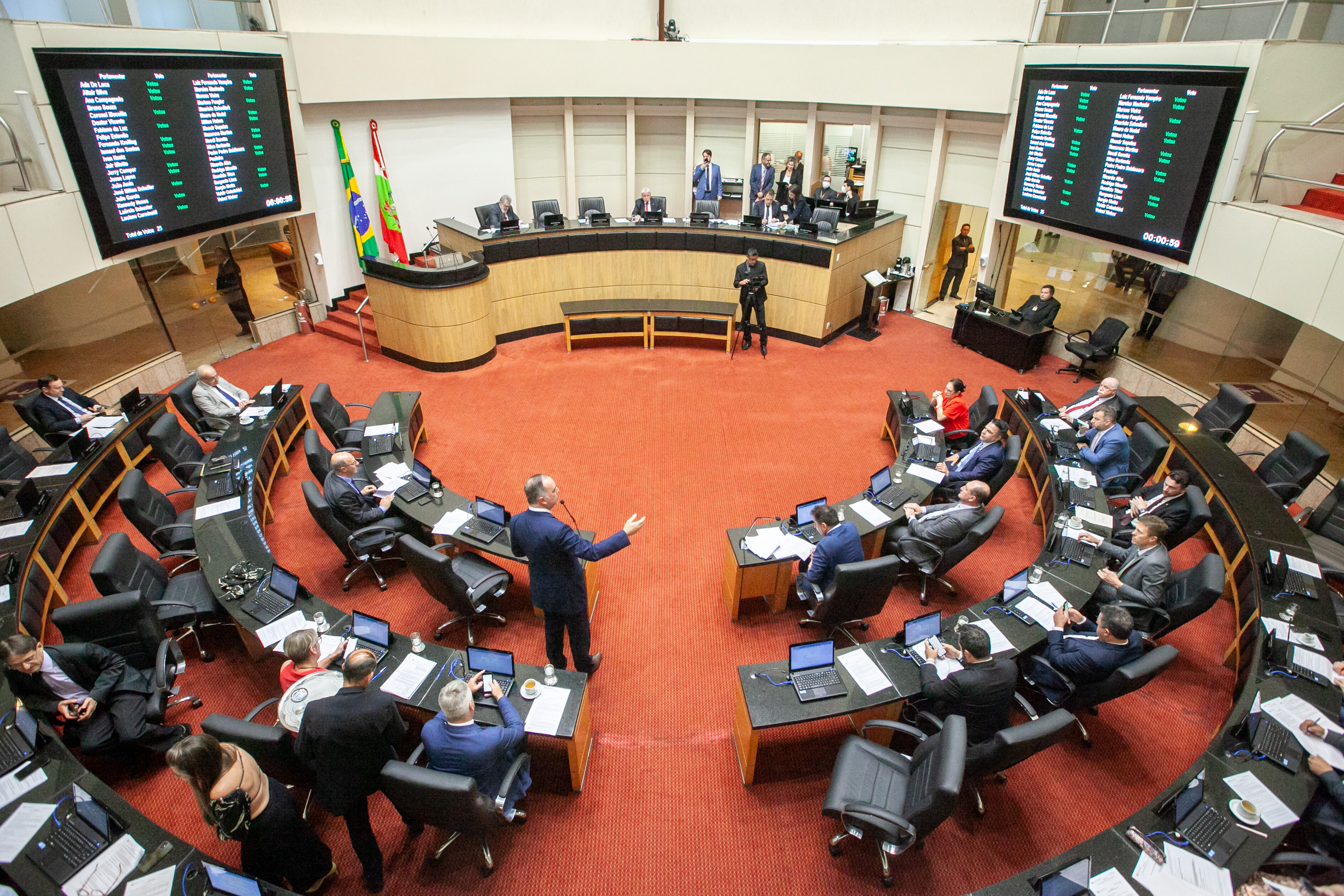 Plenário aprova projetos do Judiciário e do Ministério Público