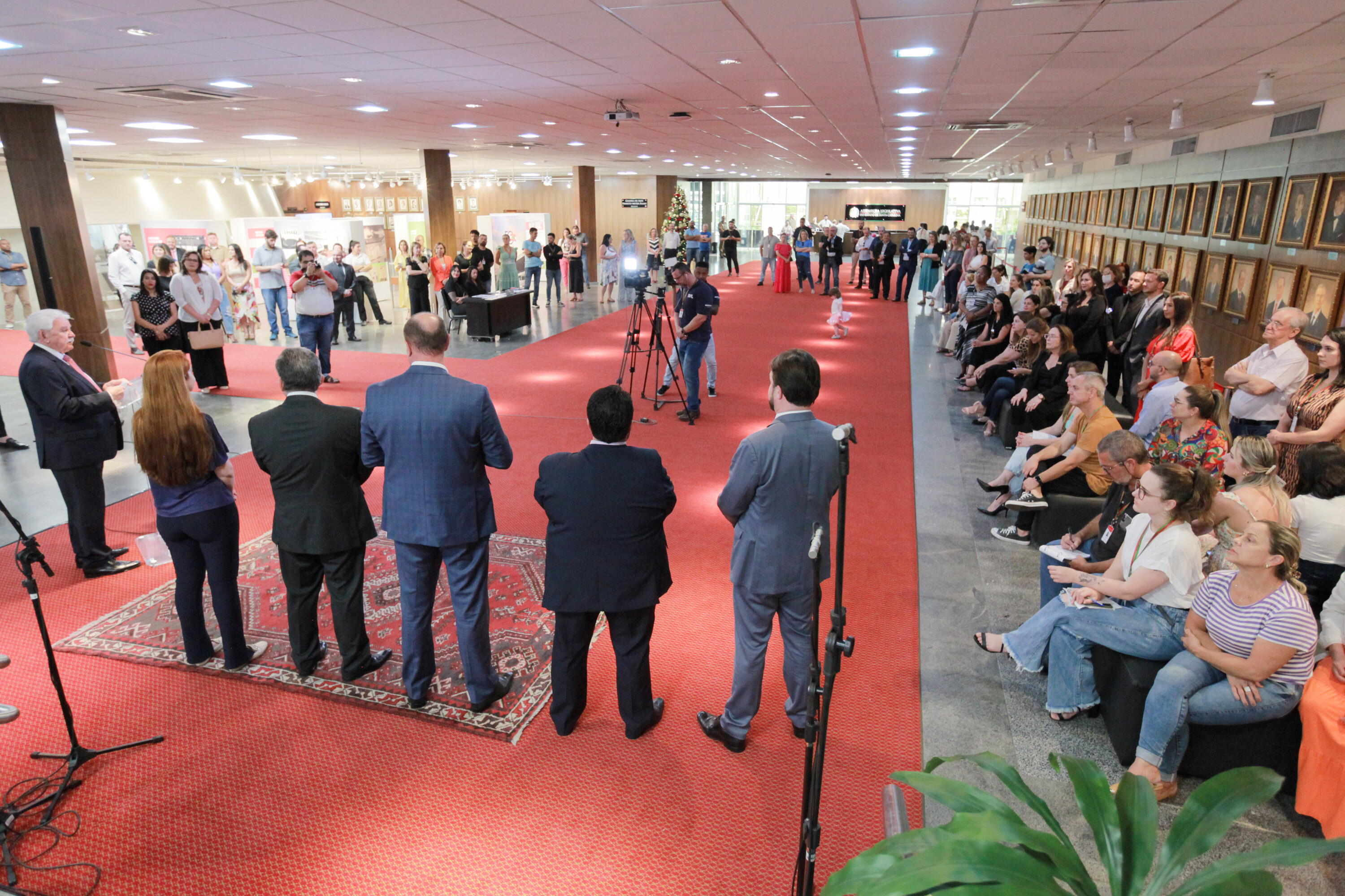 Deputados, diretores da Alesc e servidores na mensagem de Natal