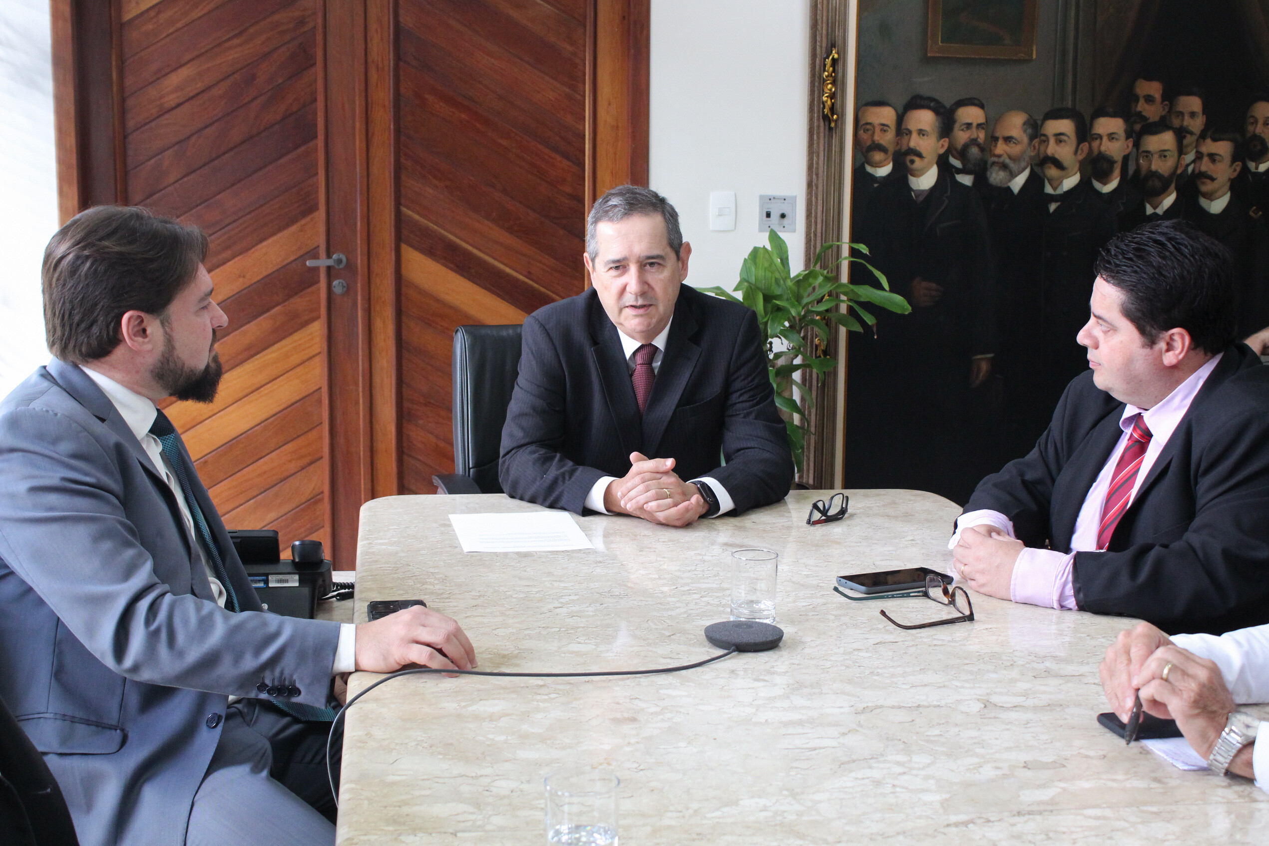 Presidente do TRF4 acompanha implantação de sistema cedido à Alesc