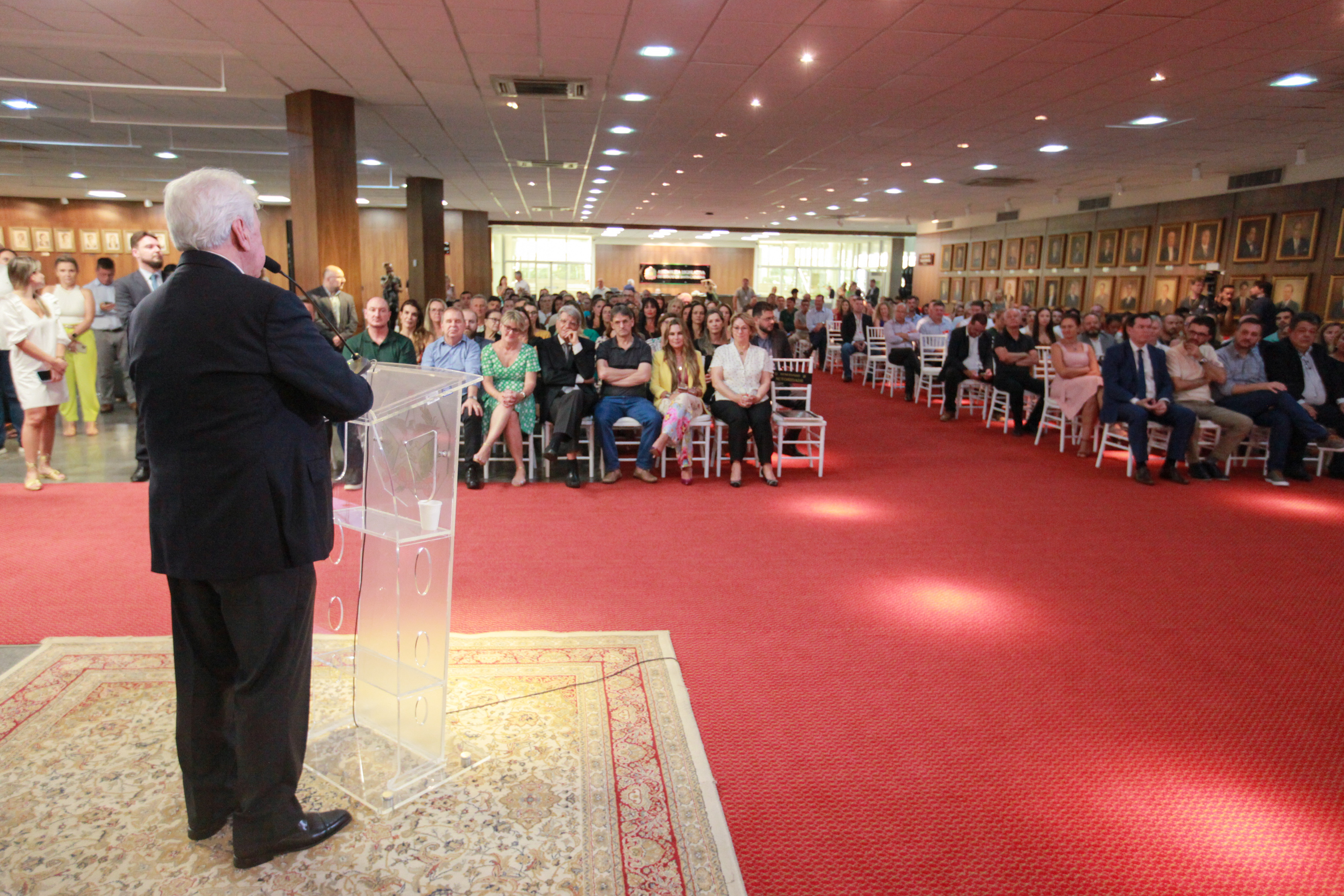 Servidores da Alesc prestam homenagem ao Deputado Moacir Sopelsa