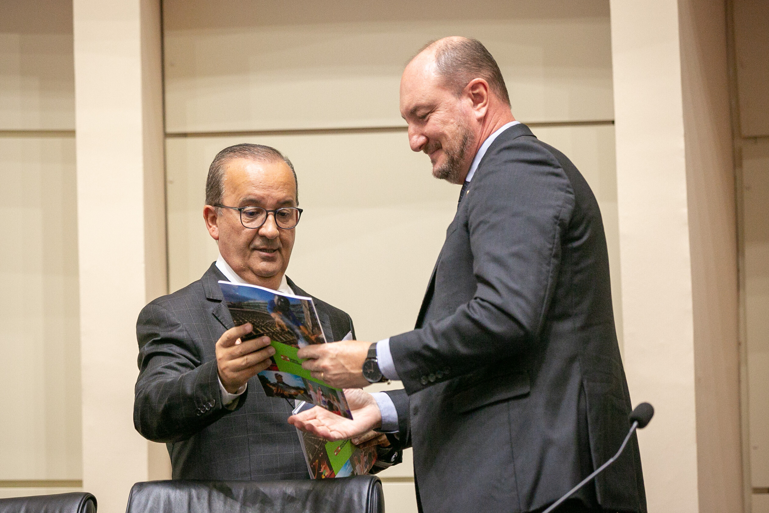 Governador entrega ao presidente da Alesc cópia da Mensagem Anual