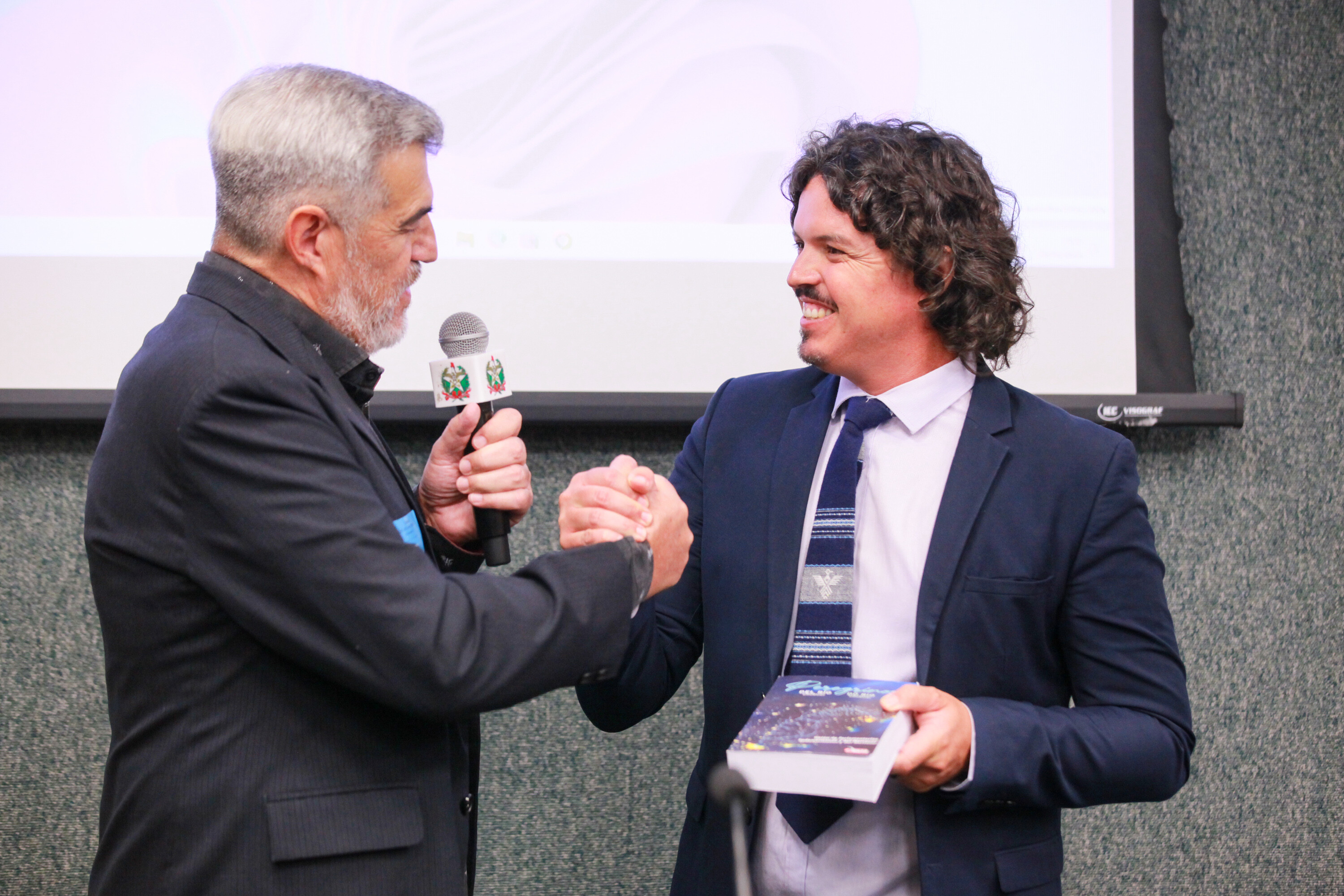Deputado Marquito recebe a obra como presidente da Comissão de Turismo e Meio Ambiente