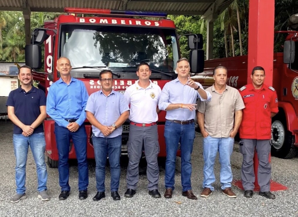 Deputado Matheus Cadorin na sede dos Bombeiros Voluntários, em Schroeder