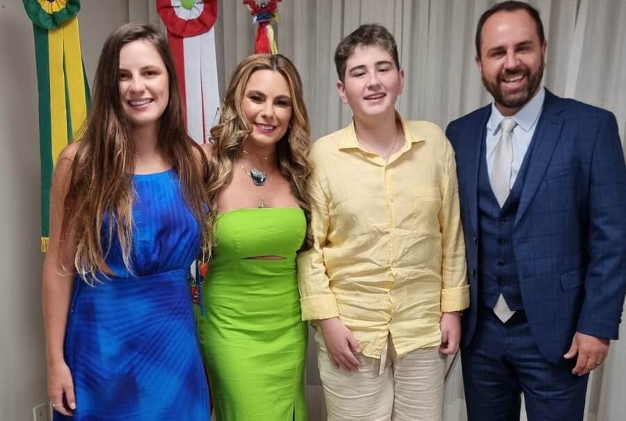 Deputada Paulinha (Podemos) e a família. FOTO: Assessoria de Imprensa