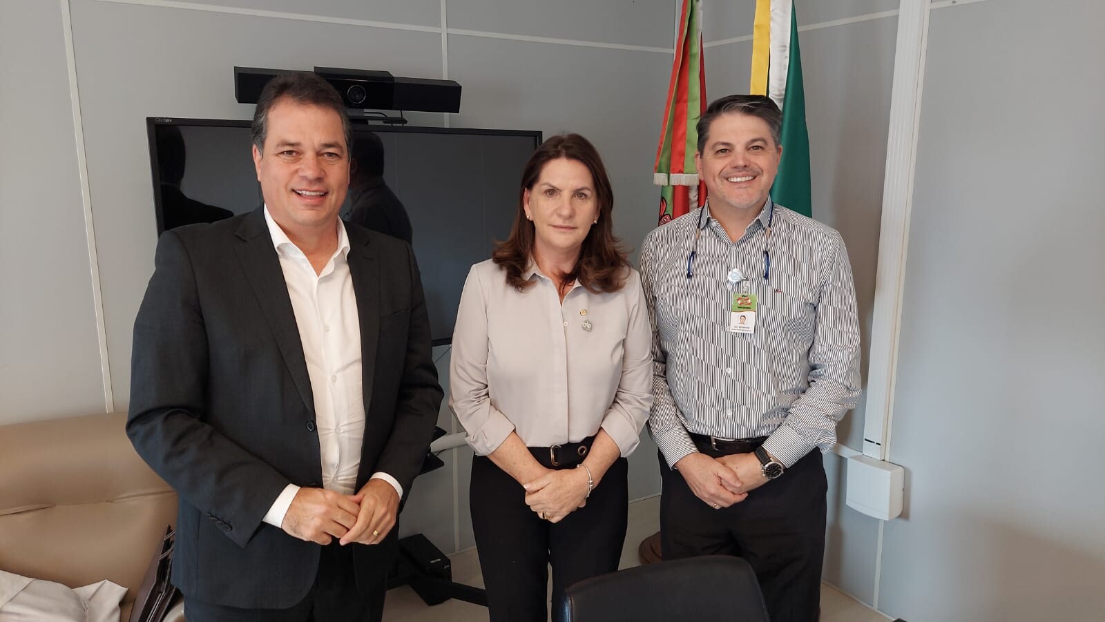 Deputado Rodrigo Minotto, secretária de Estado da Saúde, Carmen Zanotto, e o diretor do Hospital Infantil Joana de Gusmão, Levy Rau