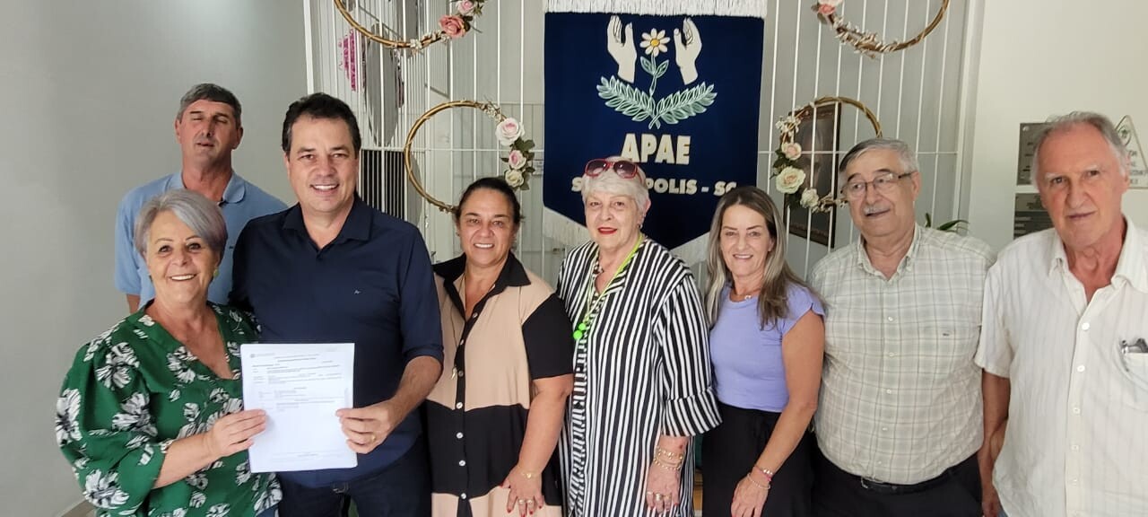 Deputado Rodrigo Minotto e integrantes da Apae de Siderópolis