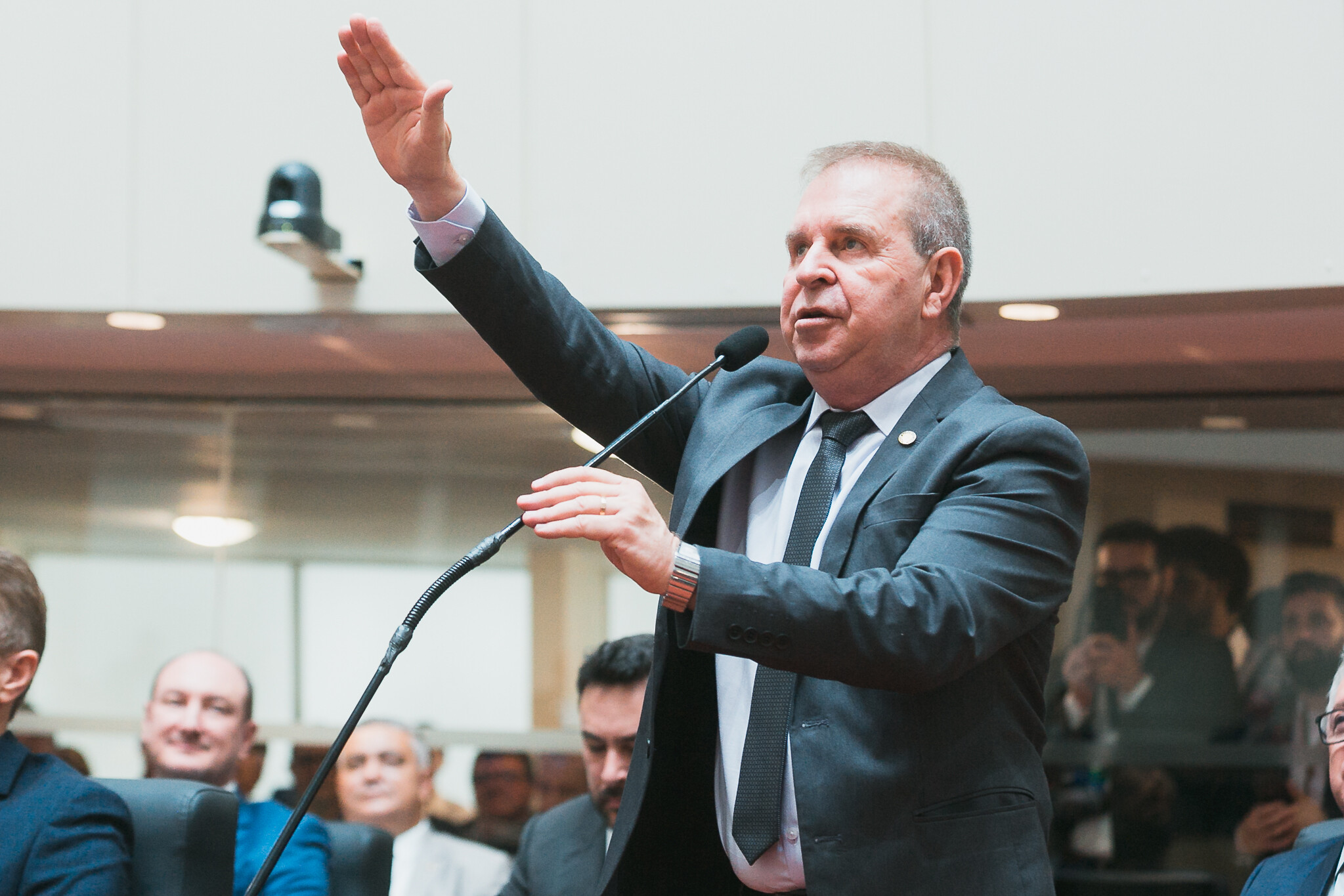Deputado Mauricio Eskudlark fazendo o juramento de posse