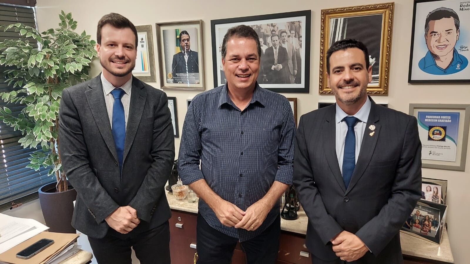 Deputado Rodrigo Minotto, secretário de Estado da Casa Civil, Estener Soratto, e o adjunto, Natan Monteiro Osorio