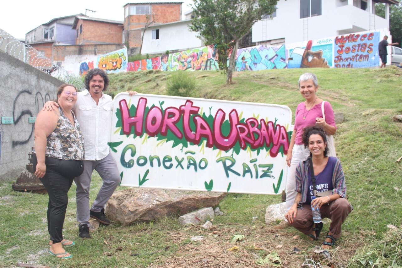 Deputado Marquito e moradores na pracinha da Serrinha, em Florianópolis