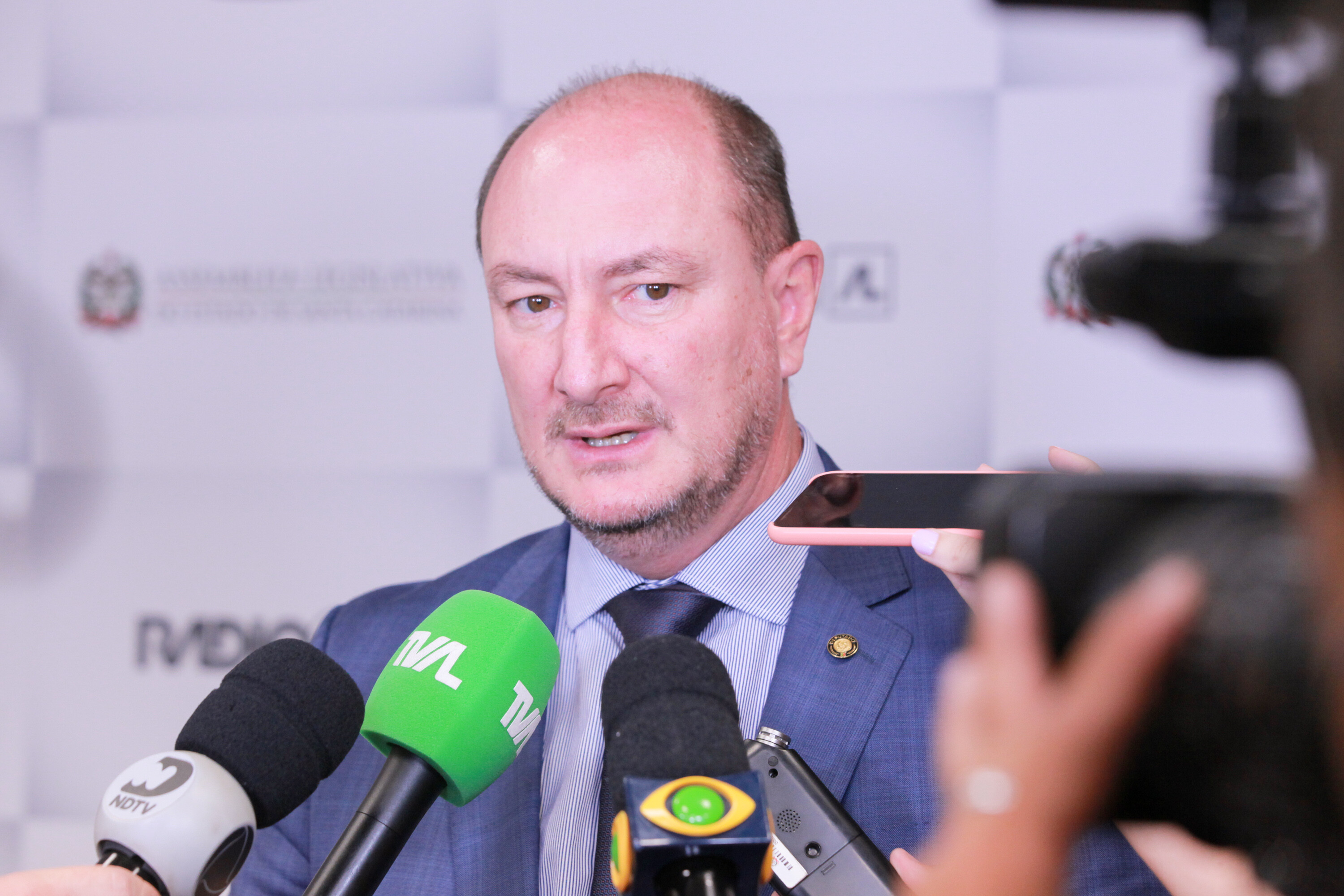 Deputado Mauro de Nadal, presidente da Alesc, concede entrevista sobre a tramitação da reforma administrativa