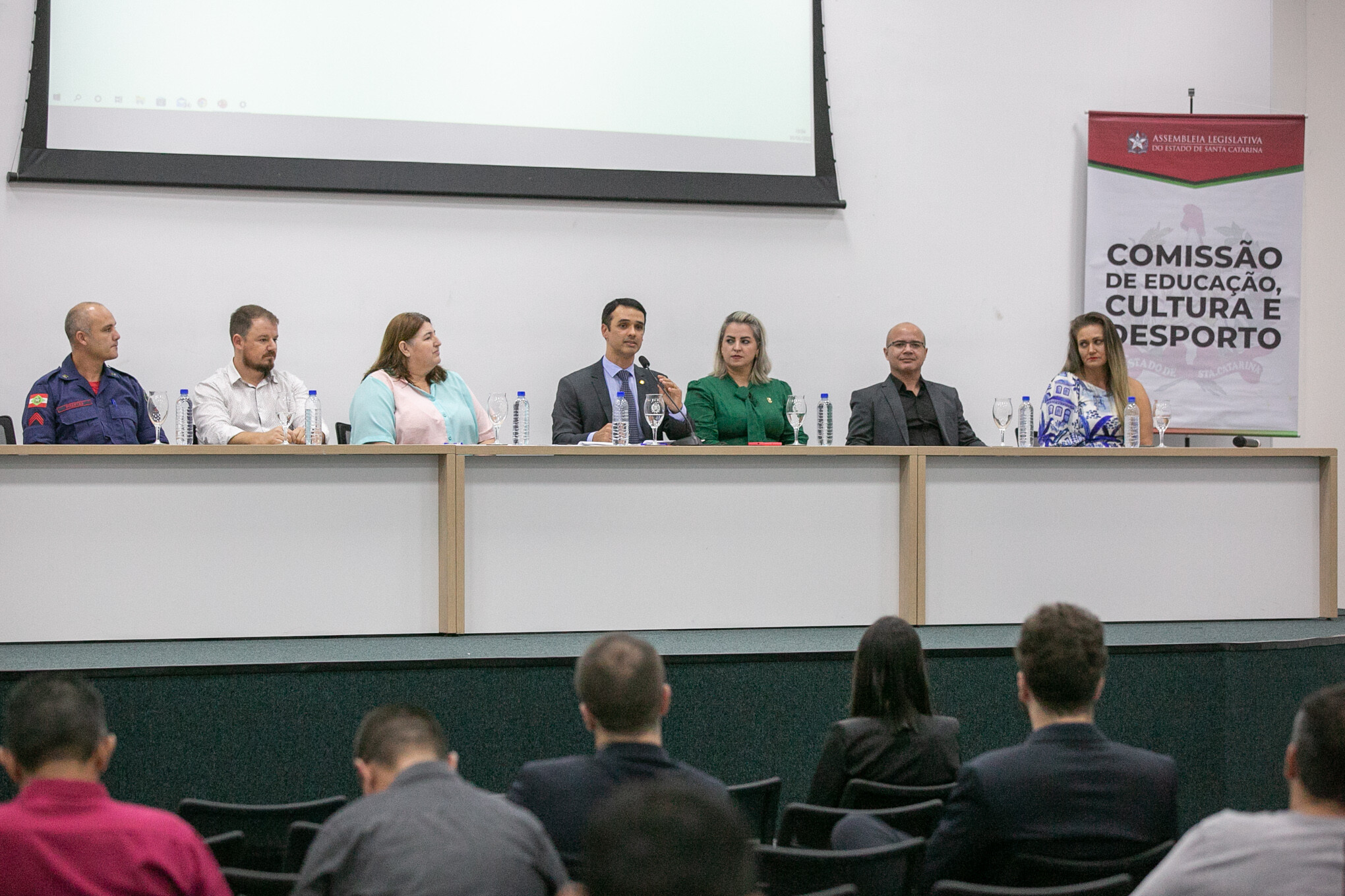 Debate reuniu lideranças e representantes da sociedade civil de Mafra em torno da possibilidade de implantação de uma escola cívico-militar.