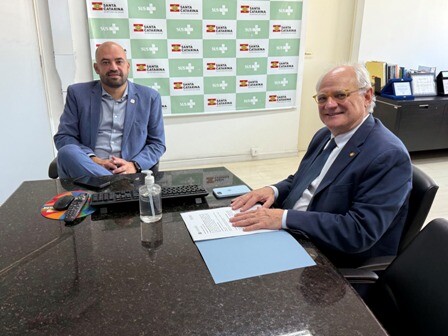 Deputado Dr. Vicente e dirigentes da Escola Escola Estadual Julius Karsten, de Jaraguá do Sul