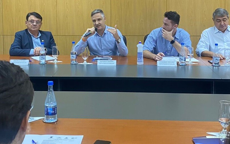 Deputado Matheus Cadorin se manifesta durante a reunião realizada na sede da Acij. FOTO: Divulgação