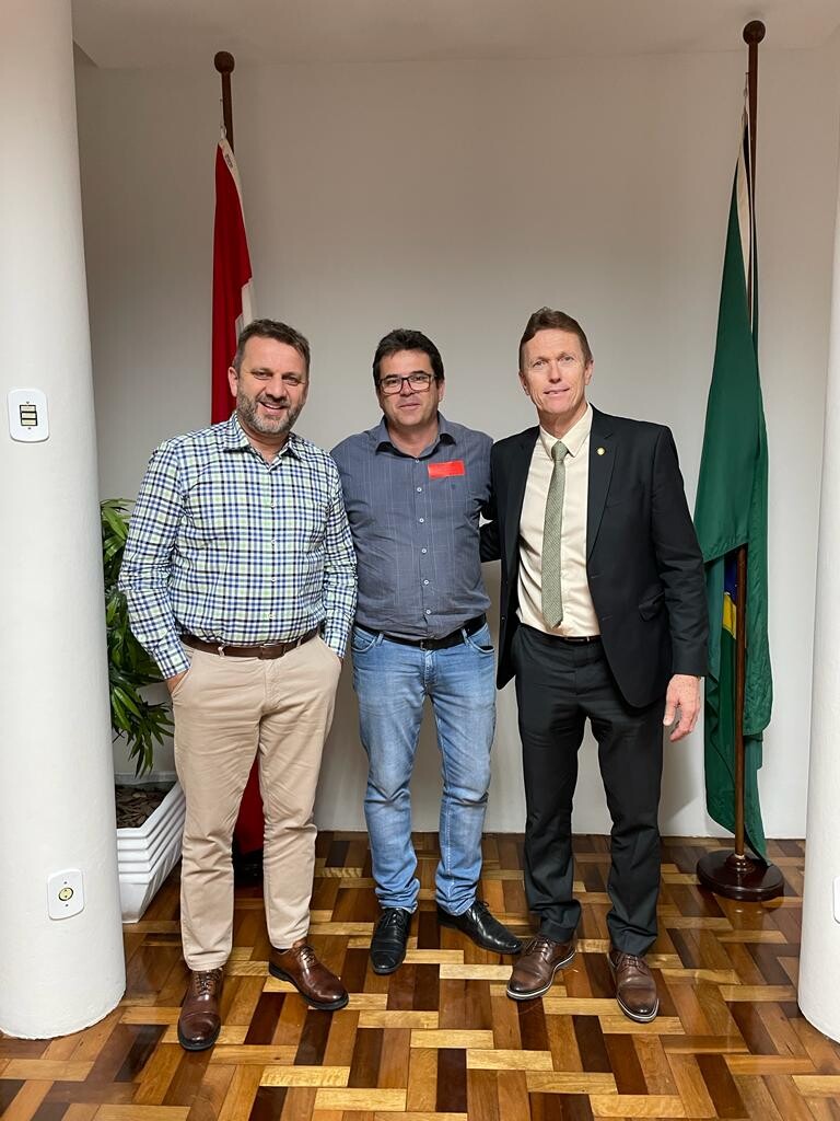 Secretário de Estado da Infraestrura, Jerry Comper, prefeito de São Martinho, Robson Jean Back, e deputado Volnei Weber