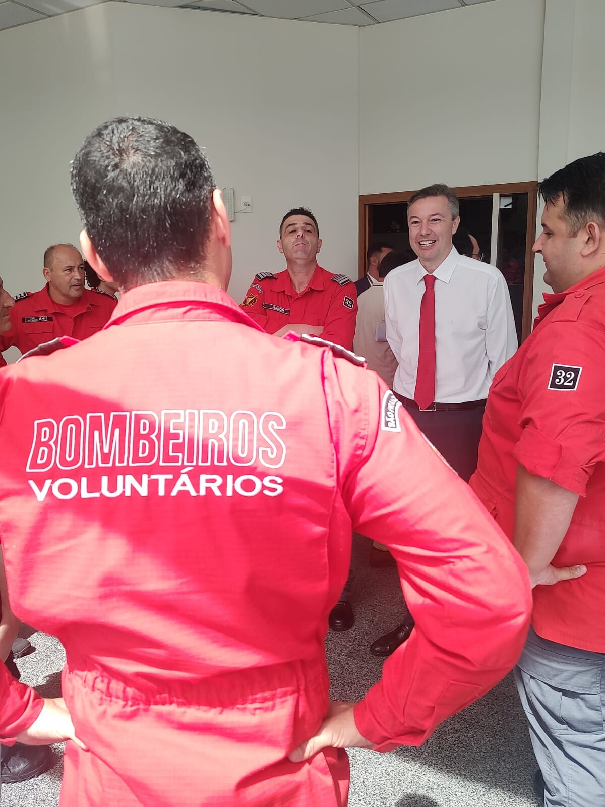 Deputado Napoleão Bernardes em conversa com bombeiros voluntários