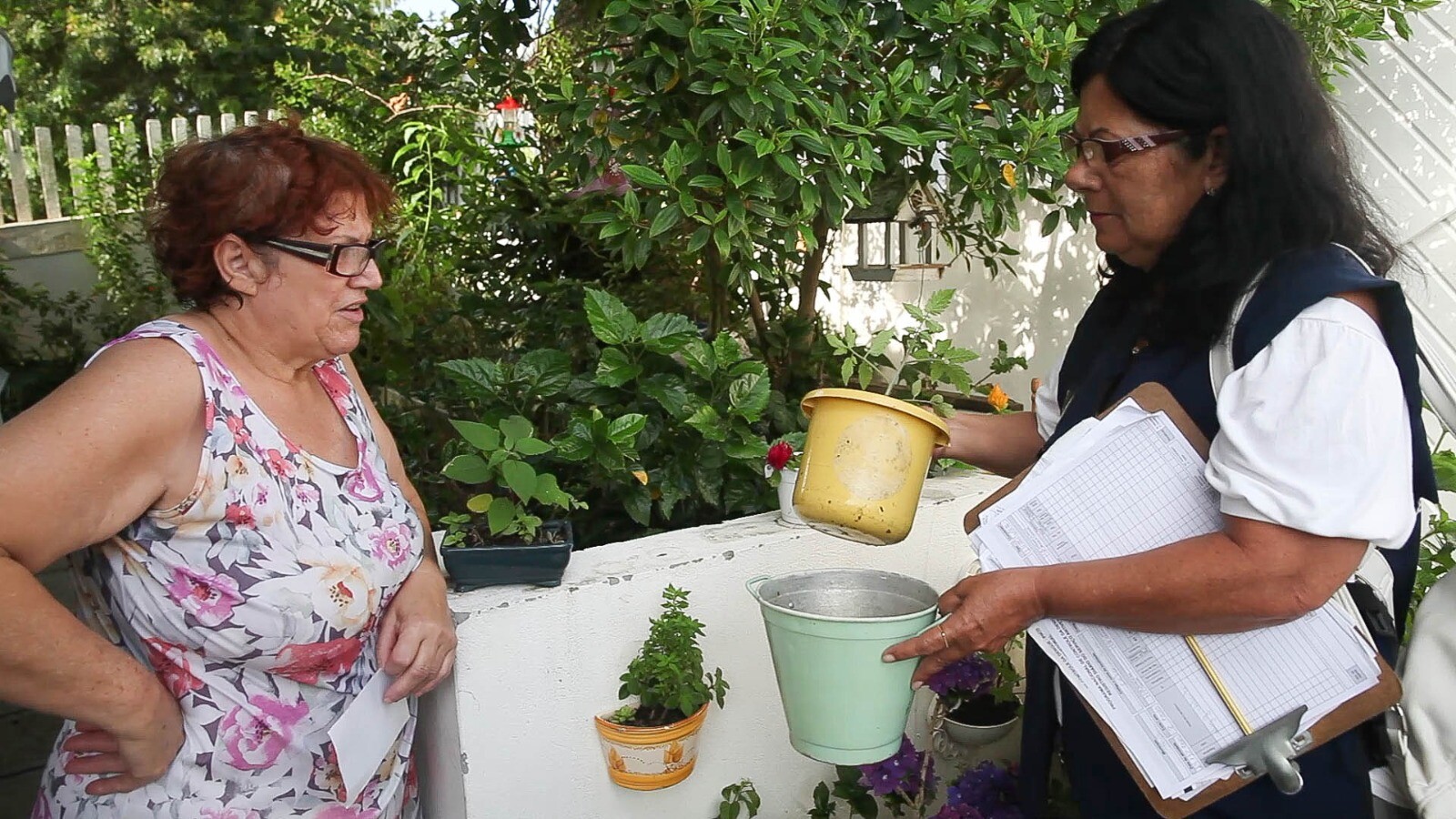 Agentes da Dive orientam a população sobre cuidados para evitar focos do mosquito Aedes aegypti