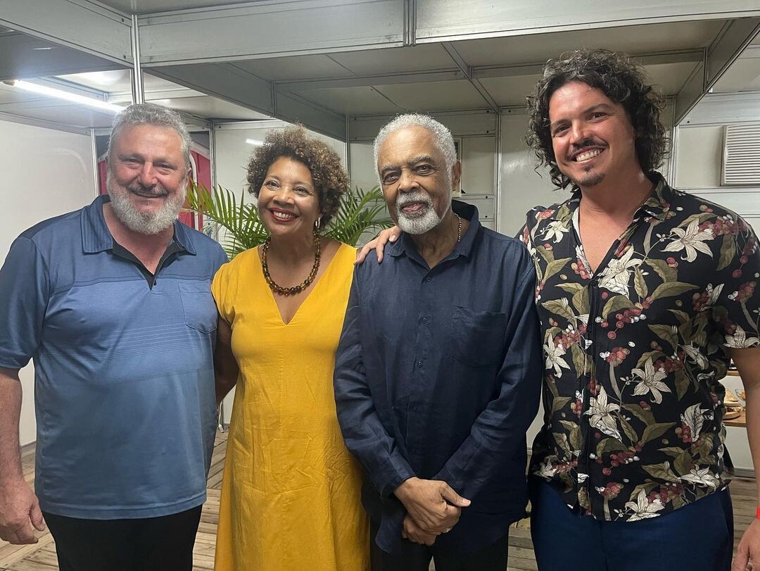 Deputados Padre Pedro (PT) e Marquito (Psol), juntamente com a vice-reitora da UFSC, Joana Célia dos Passos, e Gilberto Gil. FOTO: Divulgação