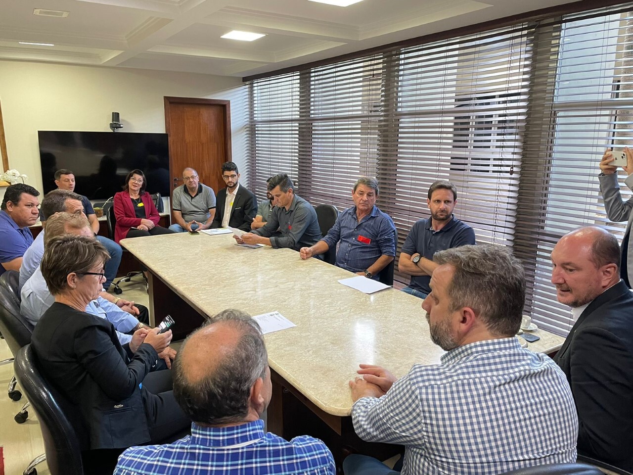 Reunião aconteceu no gabinete da presidência da Alesc. FOTO: Pedro Schmitt/Alesc.