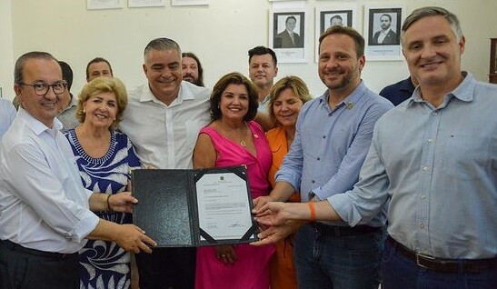 Deputado Matheus Cadorin, governador Jorginho Mello, prefeito de Joinville, Adriano Silva, e dirigentes do Hospital São José,