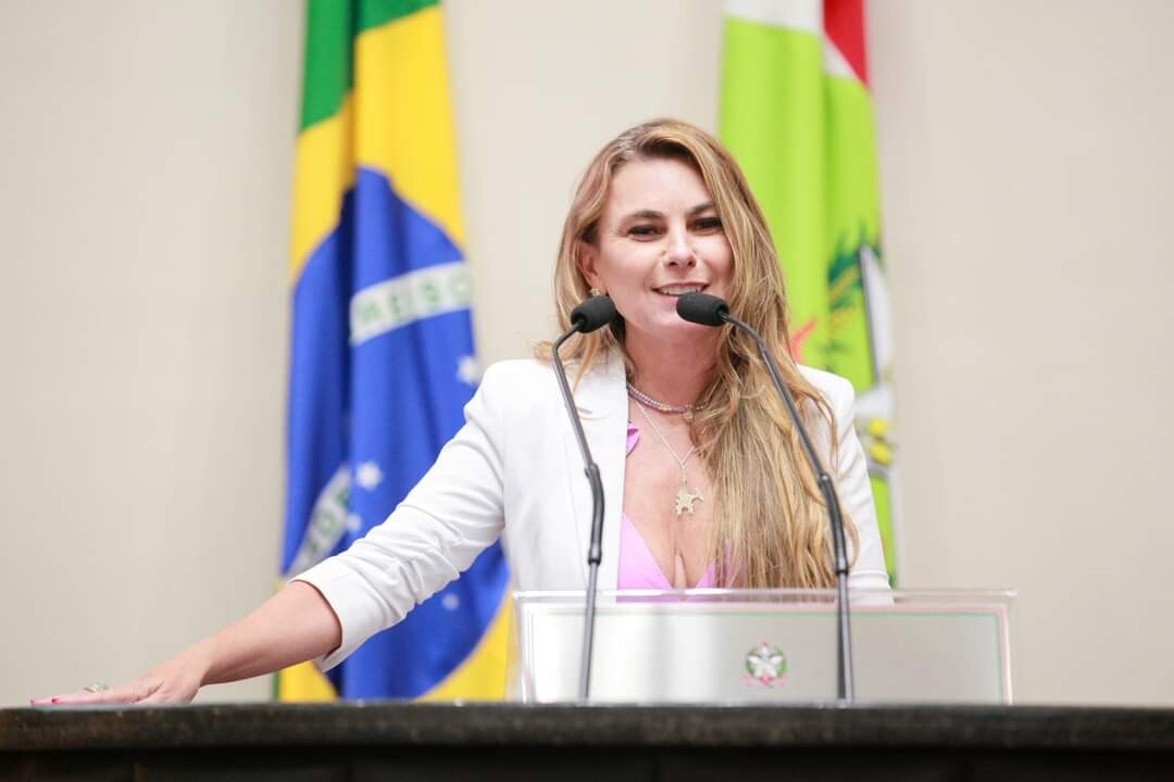Deputada Paulinha.