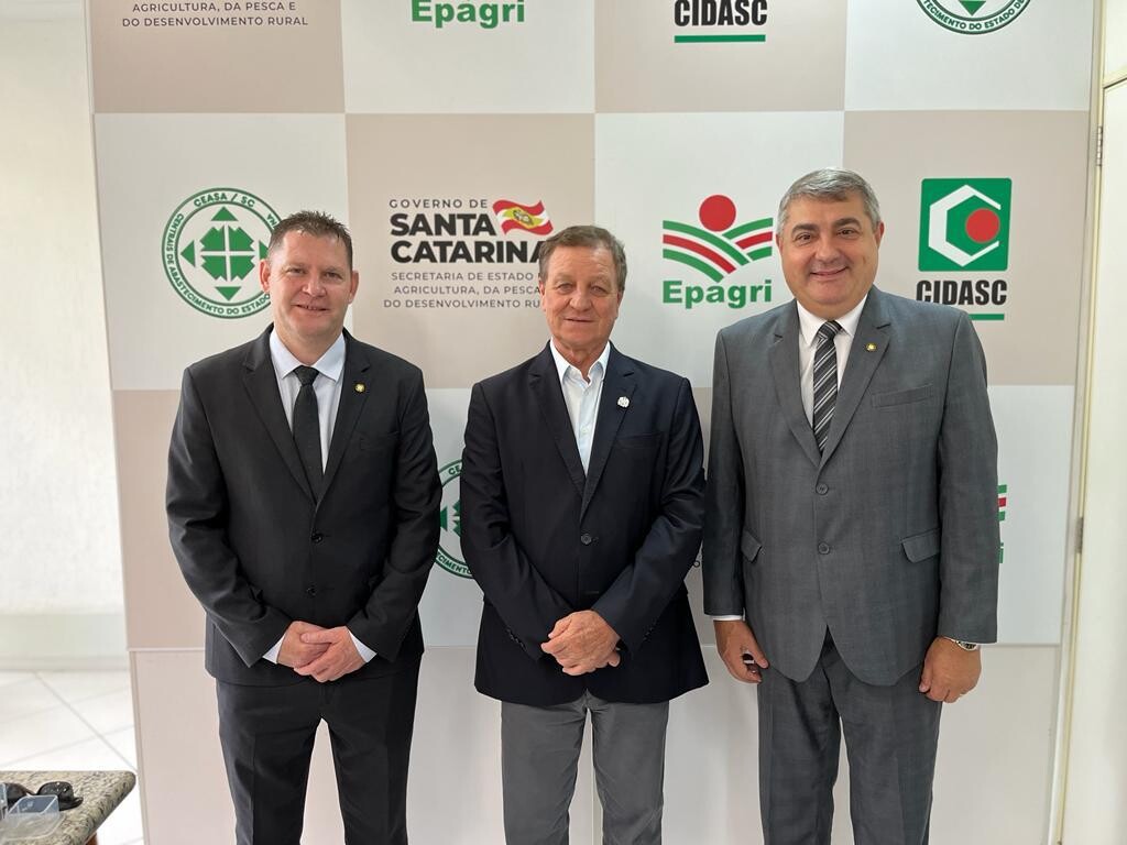 Deputado Massoco, secretário de Estado da Agricultura, Valdir Colatto, e deputado Lunelli