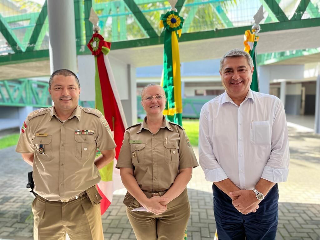 Deputado Lunelli e policiais militares em visita ao educandário