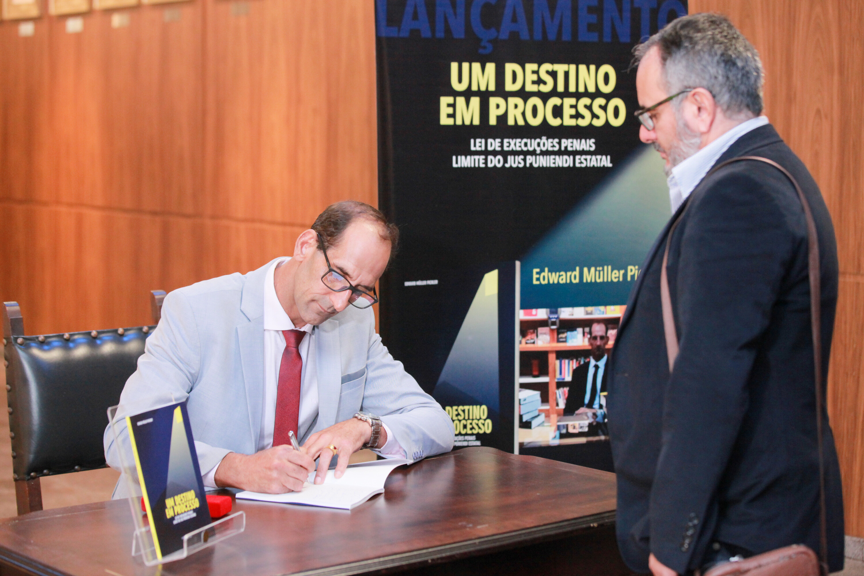 Edward Müller Pickler autografa a obra