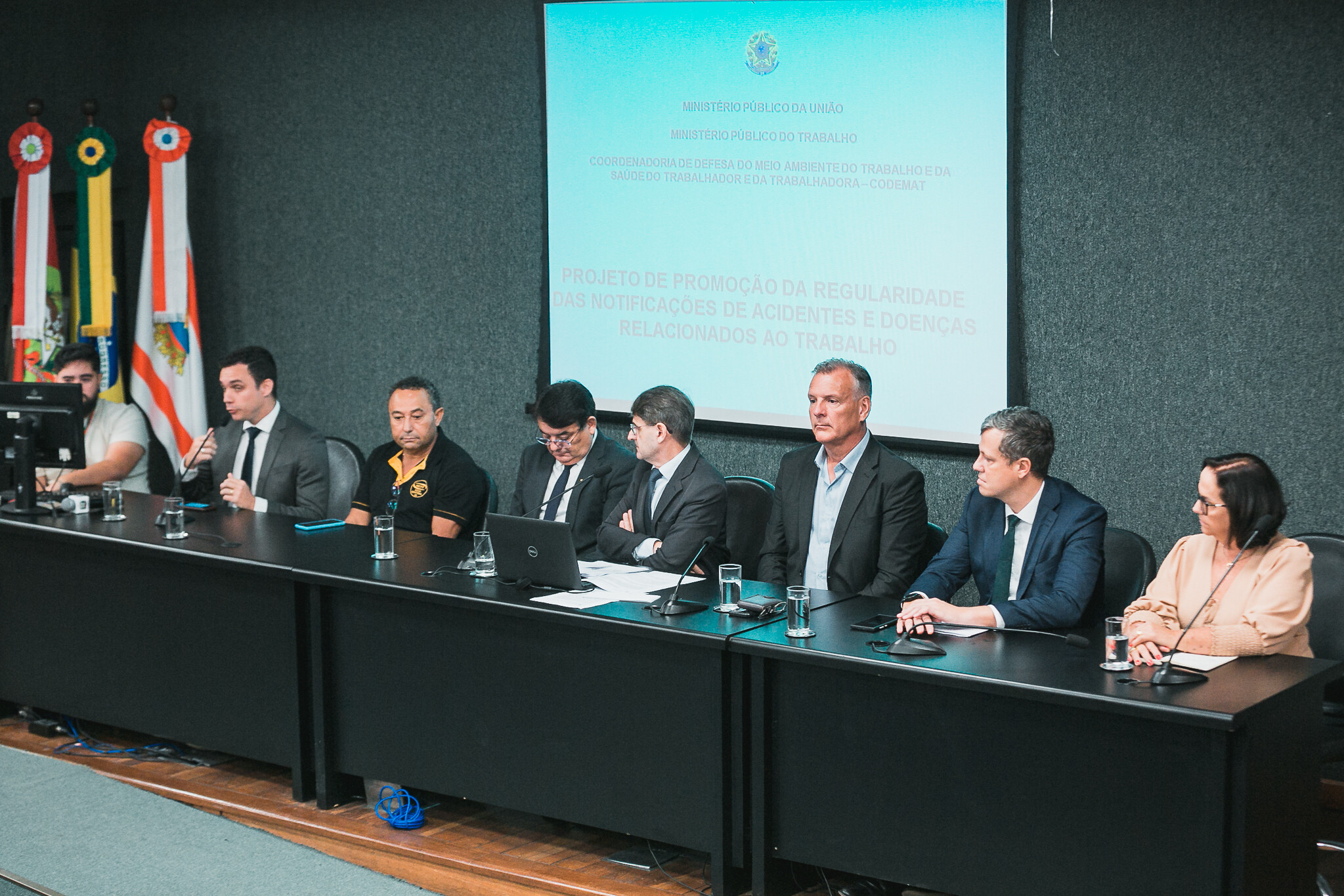 Assinatura de termo de adesão marca audiência pública da Comissão de Saúde