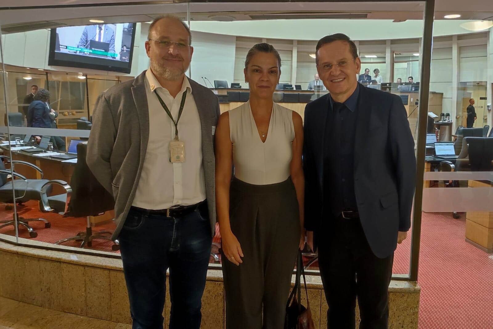 Coordenador do projeto ConverTE do IFSC, Adriano Bresolin, pró-reitora do IFSC, Flávia Maia Moreira, e o deputado Miotto FOTO: Ascom deputado Jair Mio