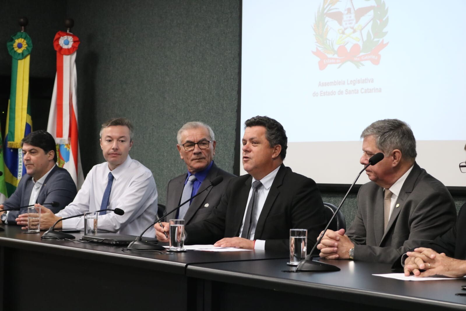 Foto : Deputado Ivan Naatz (PL) , coordena o Fórum Parlamentar em Defesa do Serviço de Facção Têxtil de SC.  ( Divulgação).