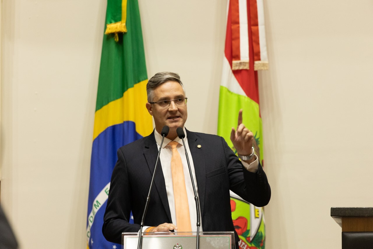 Deputado Matheus Cadorin apresentou moção de apelo ao governo estadual para regularizar o fornecimento dos remédios. FOTO: Divulgação
