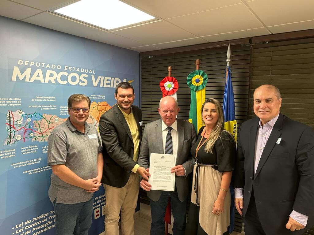 Deputado Marcos Vieira com os representantes da AMPE em seu gabinete