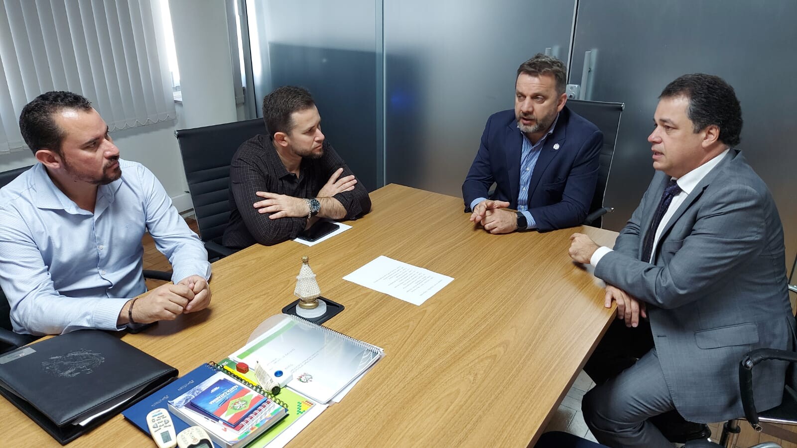 Deputado Rodrigo Minotto, secretário de Estado da Infraestrutura, Jerry Comper, e vereadores de Siderópolis