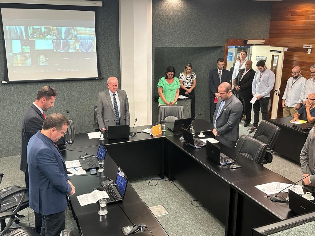 Deputados fazem um minuto de silêncio pela tragédia no município de Blumenau, nesta quarta-feira (5). FOTO: Assessoria de Imprensa