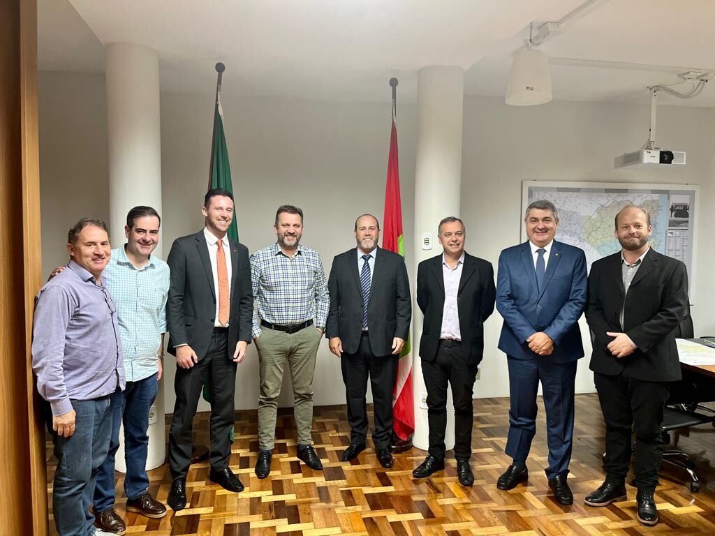 Deputados Antídio Lunelli, parlamentares, secretário Jerry Comper e lideranças de Itapoá