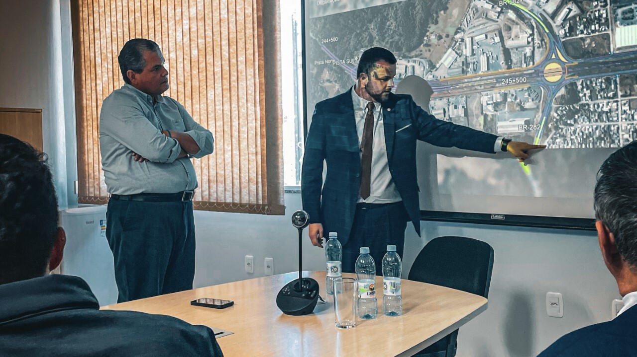 Deputado Lucas Neves na sede da concessionária