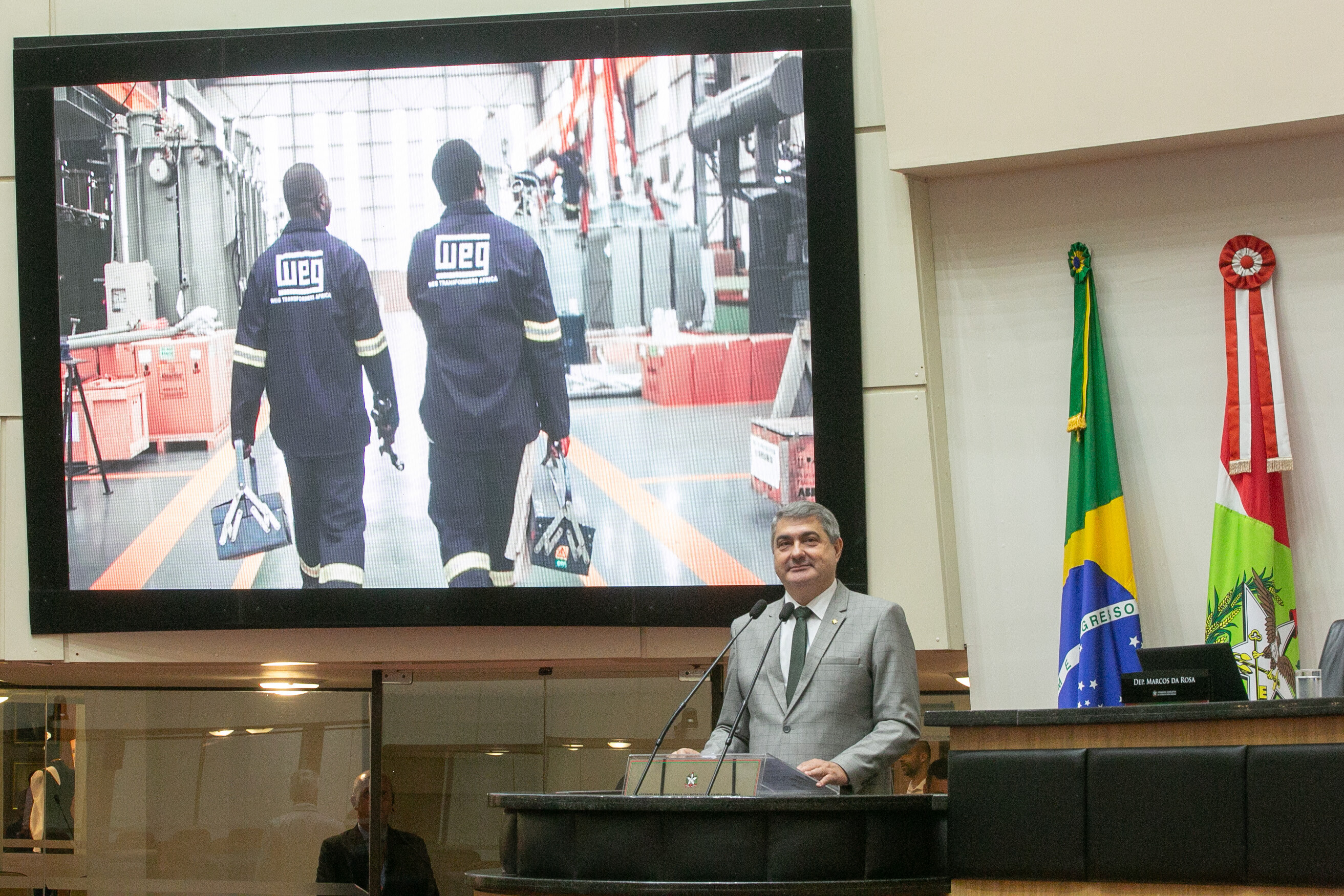 Deputados destacam recorde da WEG e o perigo da IA sem regras