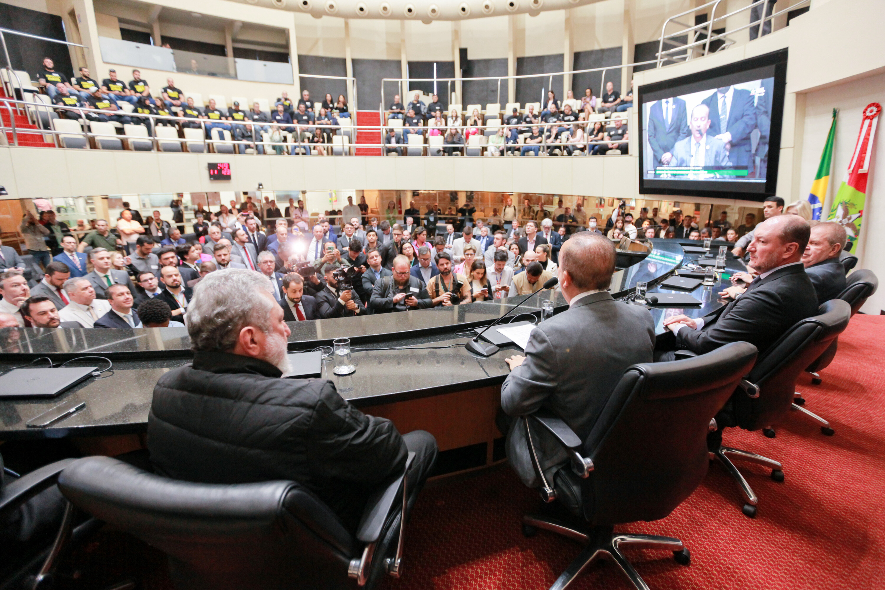 Proposta foi entregue em ato realizado no Plenário da Assembleia nesta terça-feira (16).