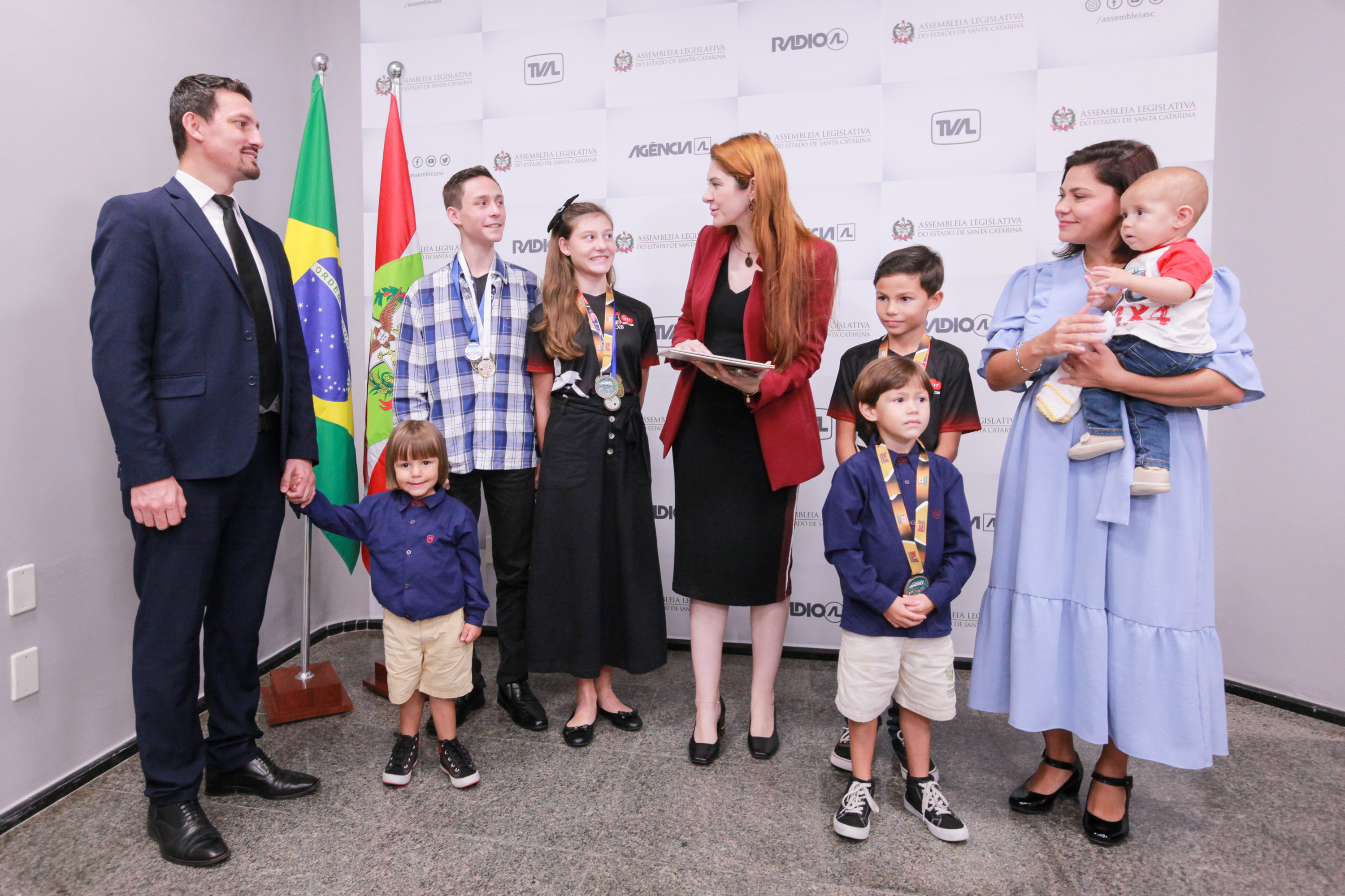 Deputada Ana Campagnolo entrega Moção a familia de enxadristas mirins