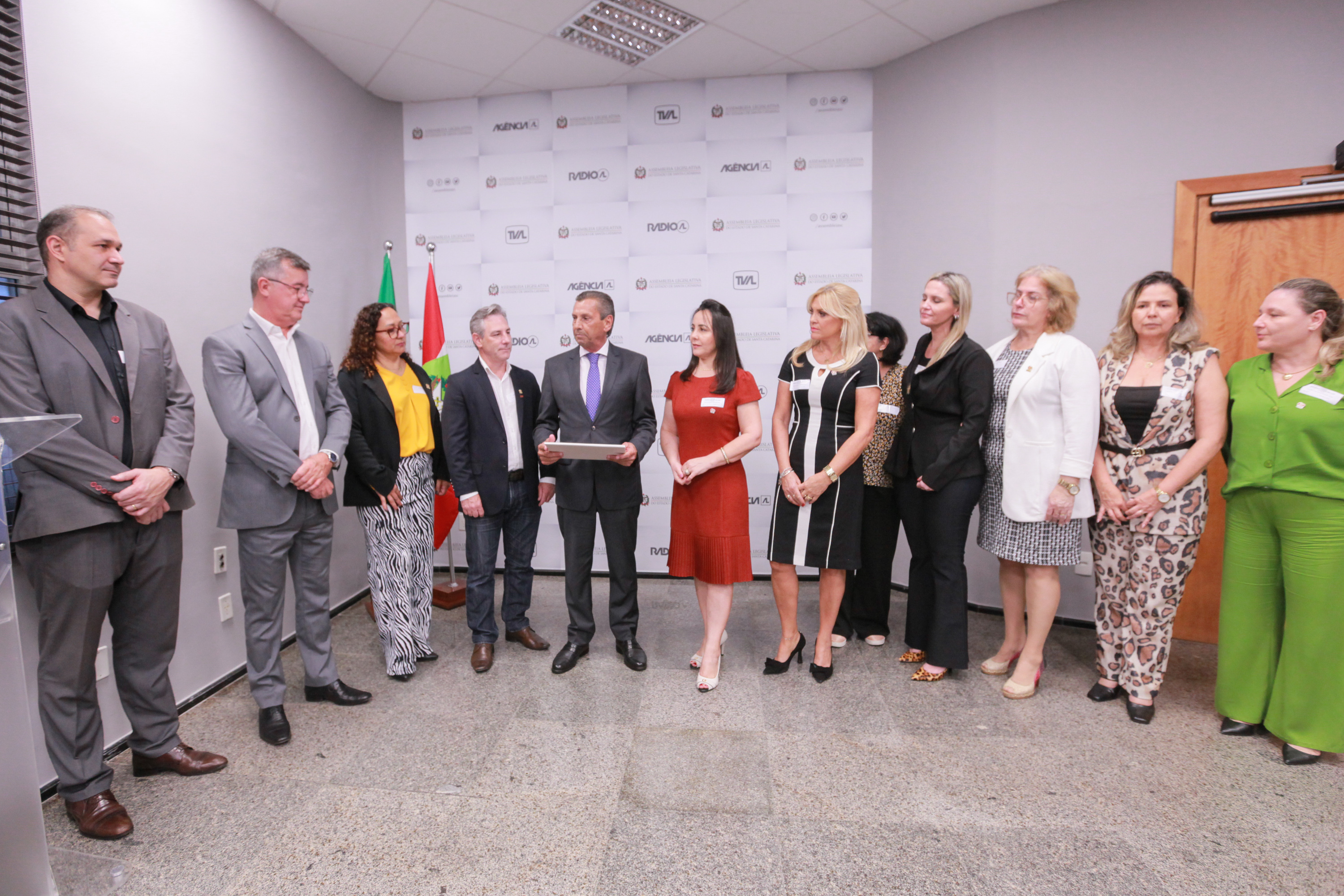 Deputado Julio Garcia entrega Moção a AFASC