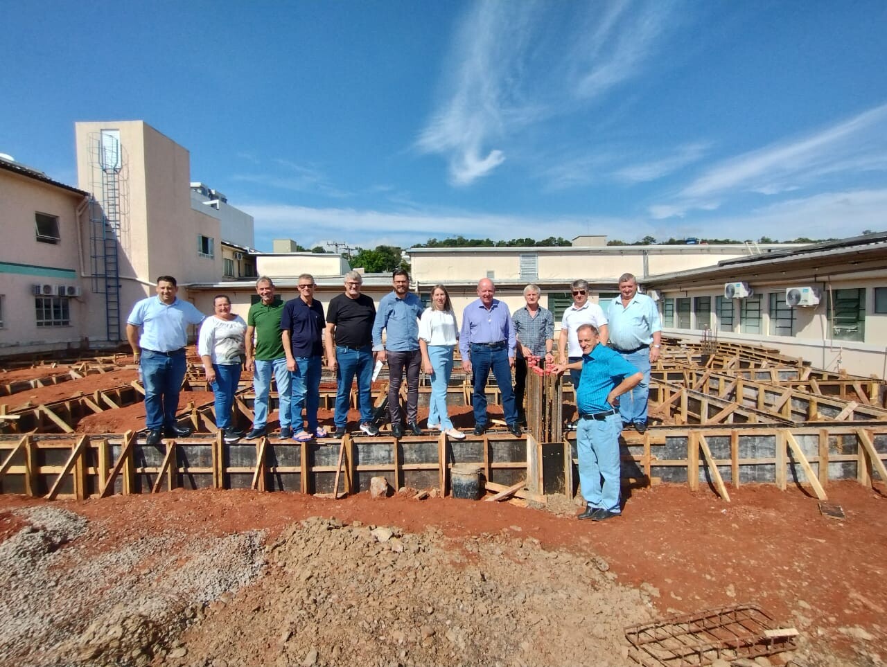 Deputado Marcos Vieira e dirigentes do hospital