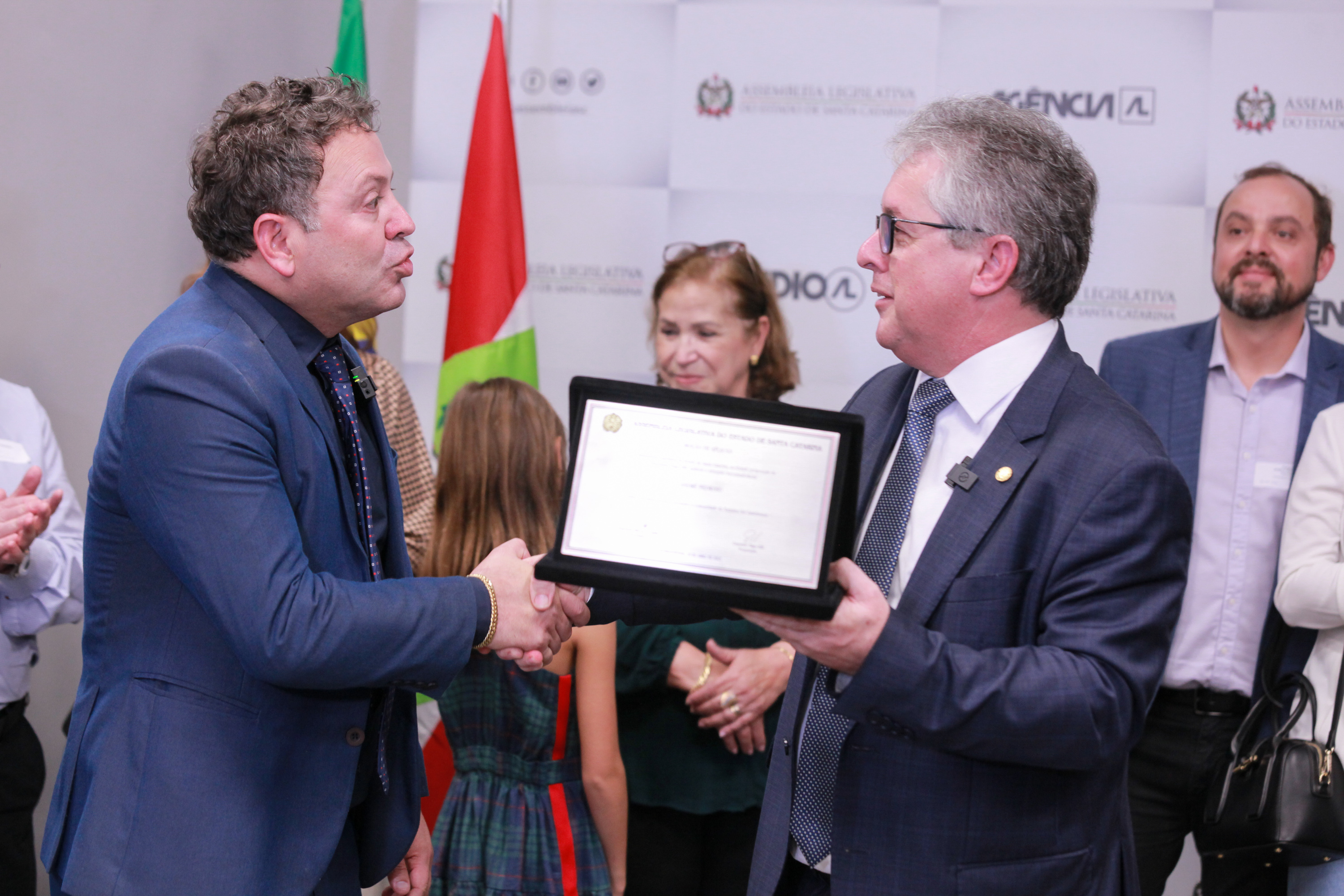 Deputado Tiago Zilli entrega homenagem a André Pedroso