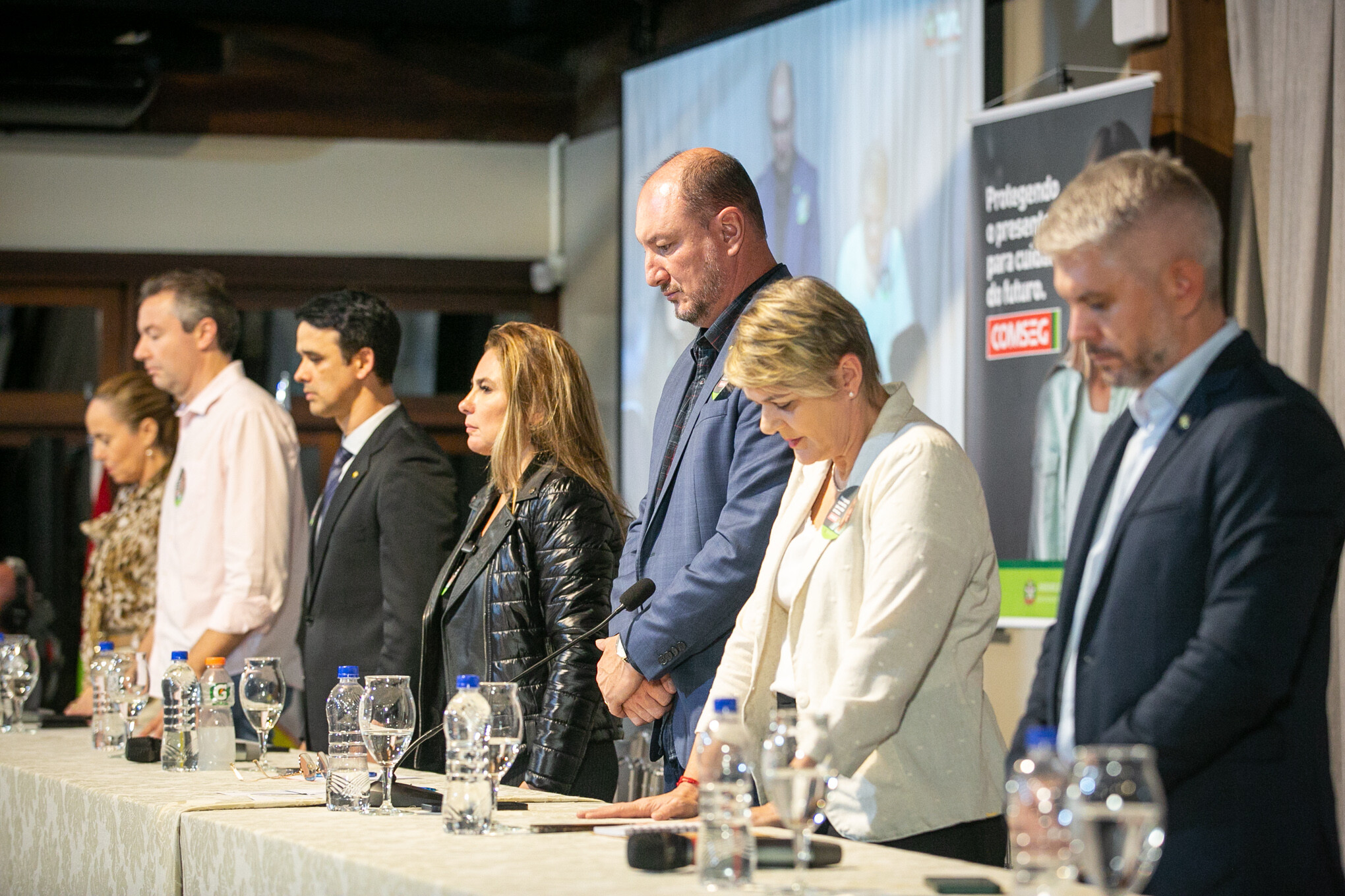 Debate abriu com um minuto de silêncio em homenagem às crianças vítimas de atentados nas escolas.