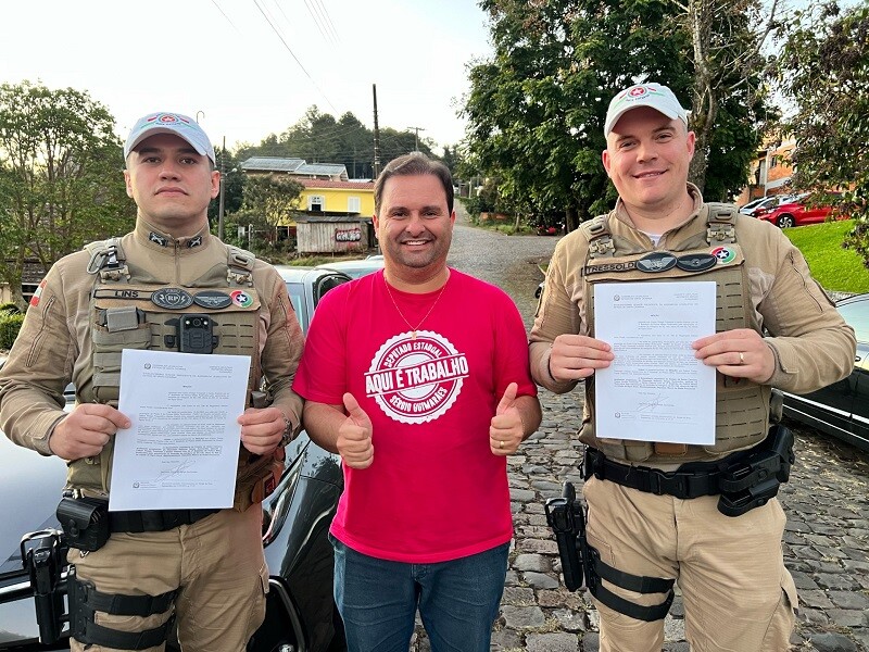 Os cabos Thiago Tressoldi e Harlan Patrick Lins receberam a moção do deputado Sérgio Guimarães. FOTO: Divulgação