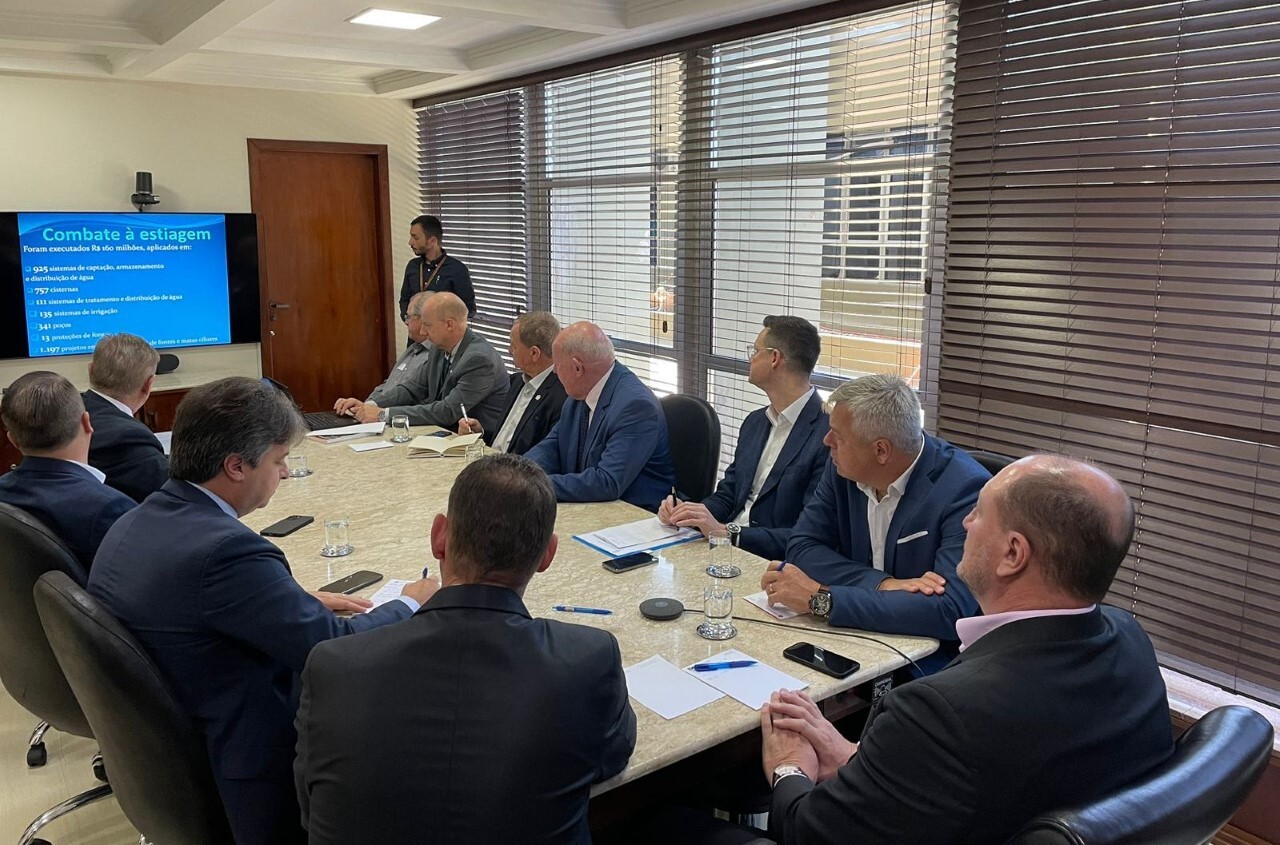Deputado Mauro De Nadal em reunião da Bancada do Oeste com integrantes do Executivo
