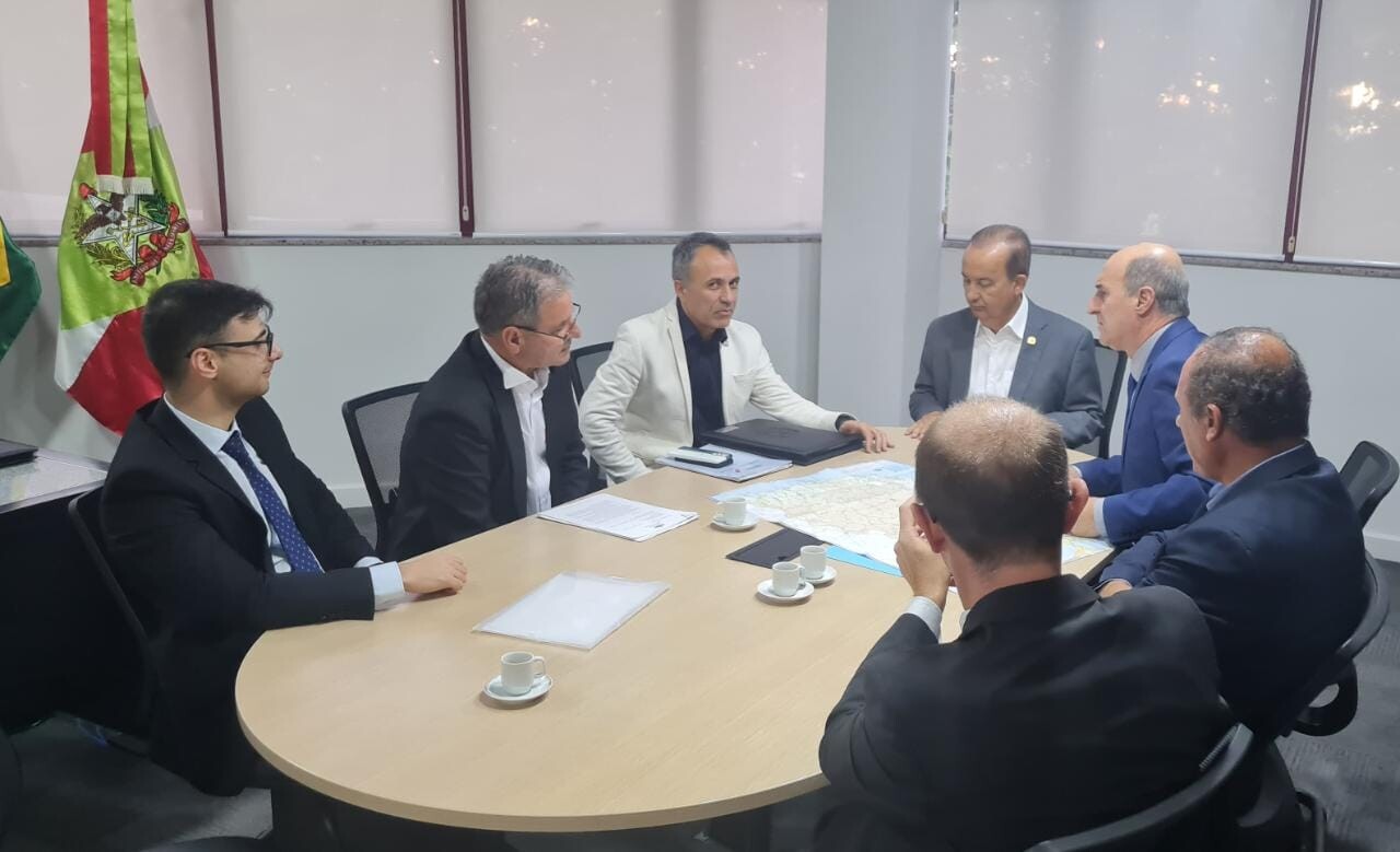 Deputado José Milton Scheffer em reunião com governador Jorginho Mello e lideranças de Passo de Torres