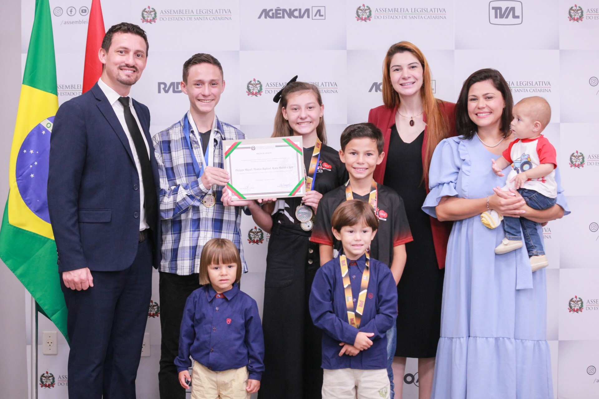 Deputada Ana Campagnolo, homenageados e familiares