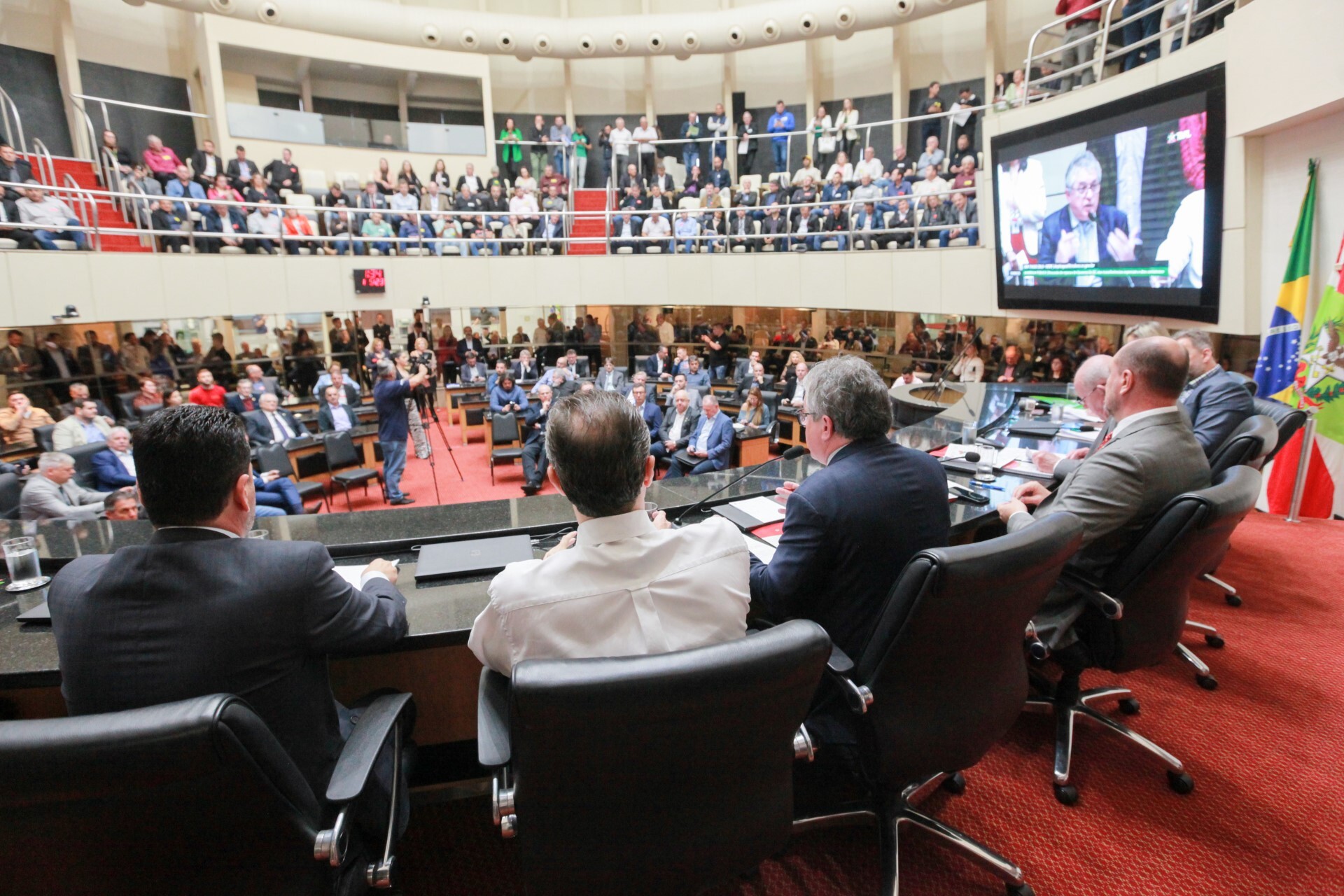 Deputado Napoleão Bernardes na audiência pública que cobrou obras do Plano 1000