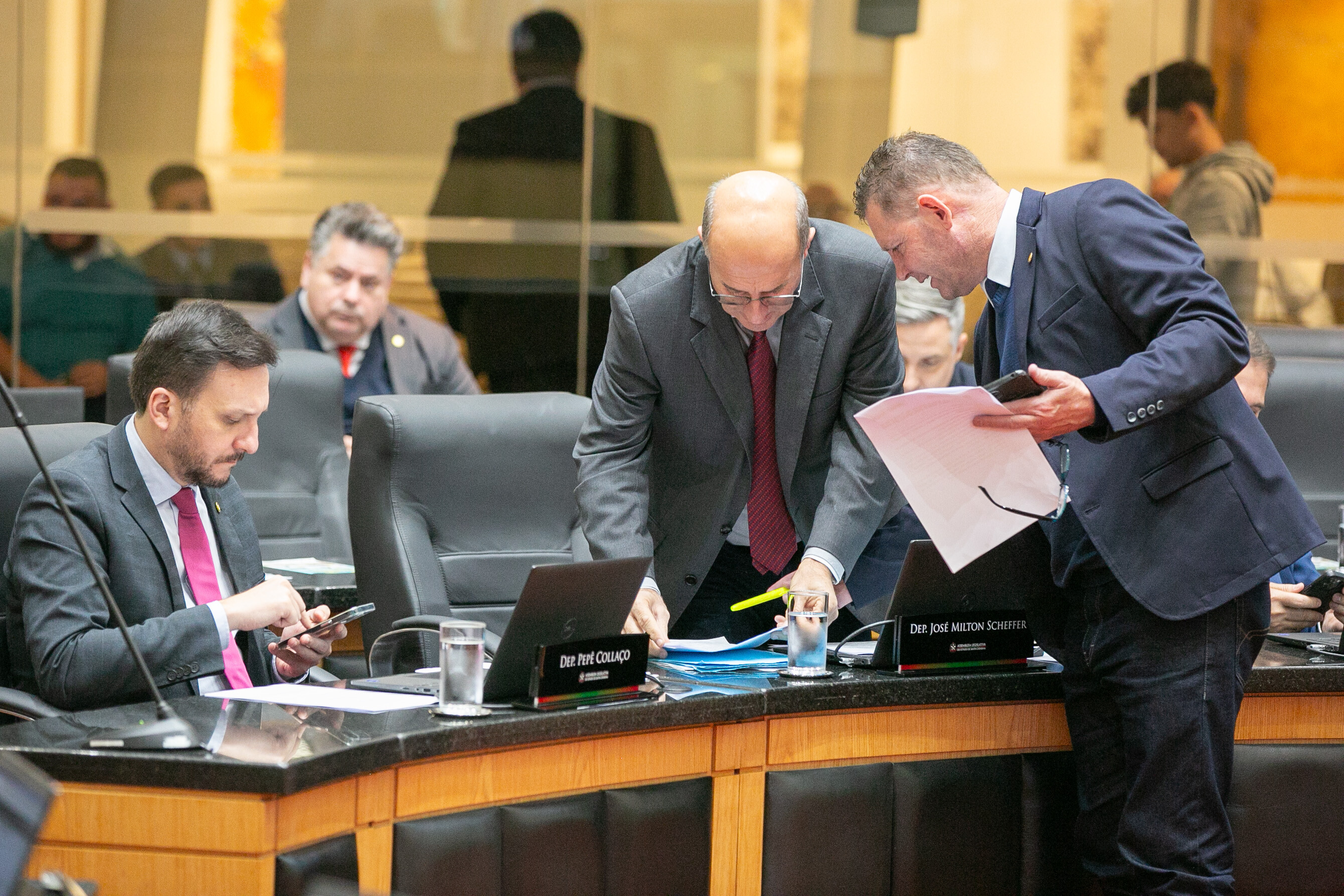 Deputados destacam cessão de escolas aos municípios e importação de leite