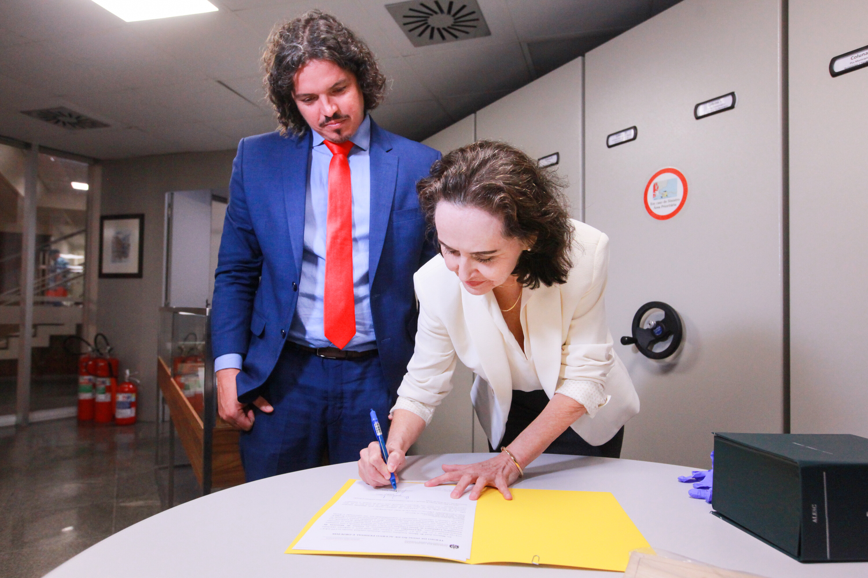 Assinatura da entrega da obra: deputado Marquito e Maria Ivonete Lessa